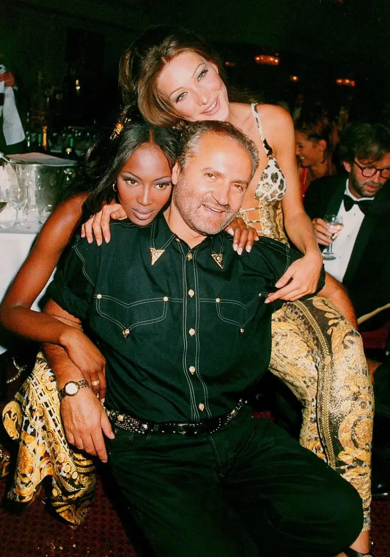 Gianni Versace alături de Naomi Campbell și Carla Bruni