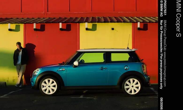 MINI marchează 25 de ani de la producția primului automobil modern