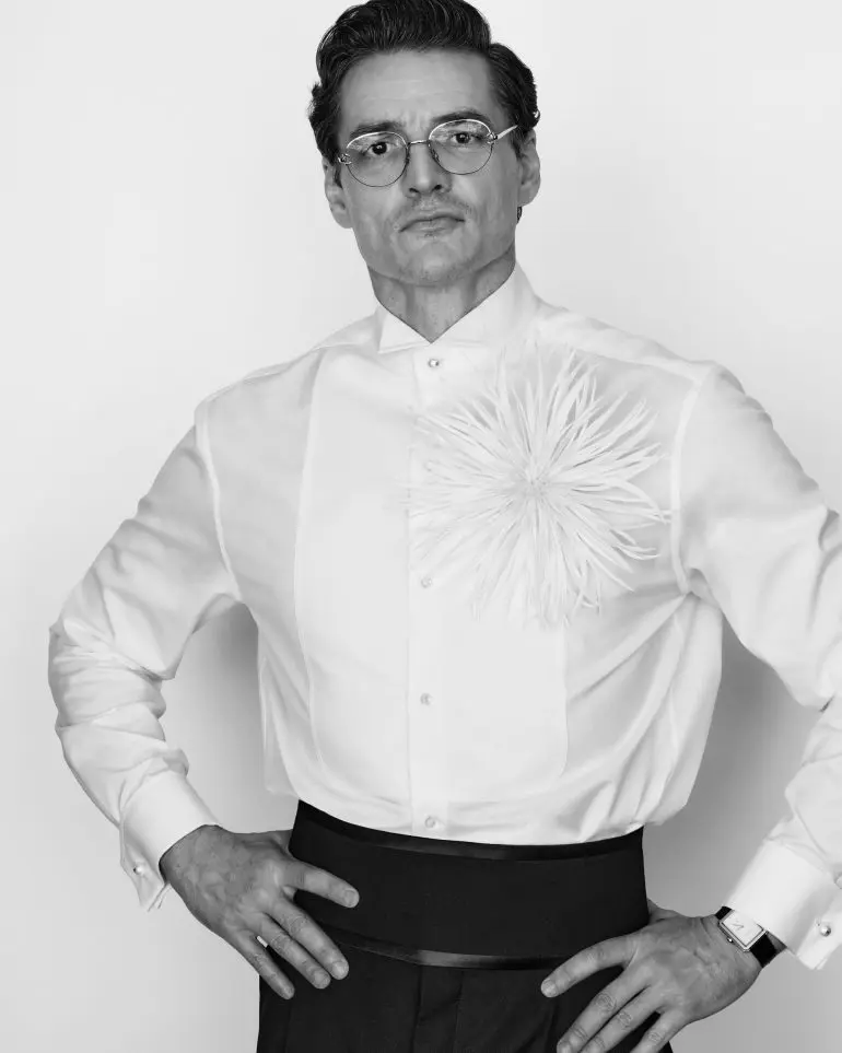 Pedro Pascal în Chanel by Matthieu Blazy la Premiile Oscar 2026