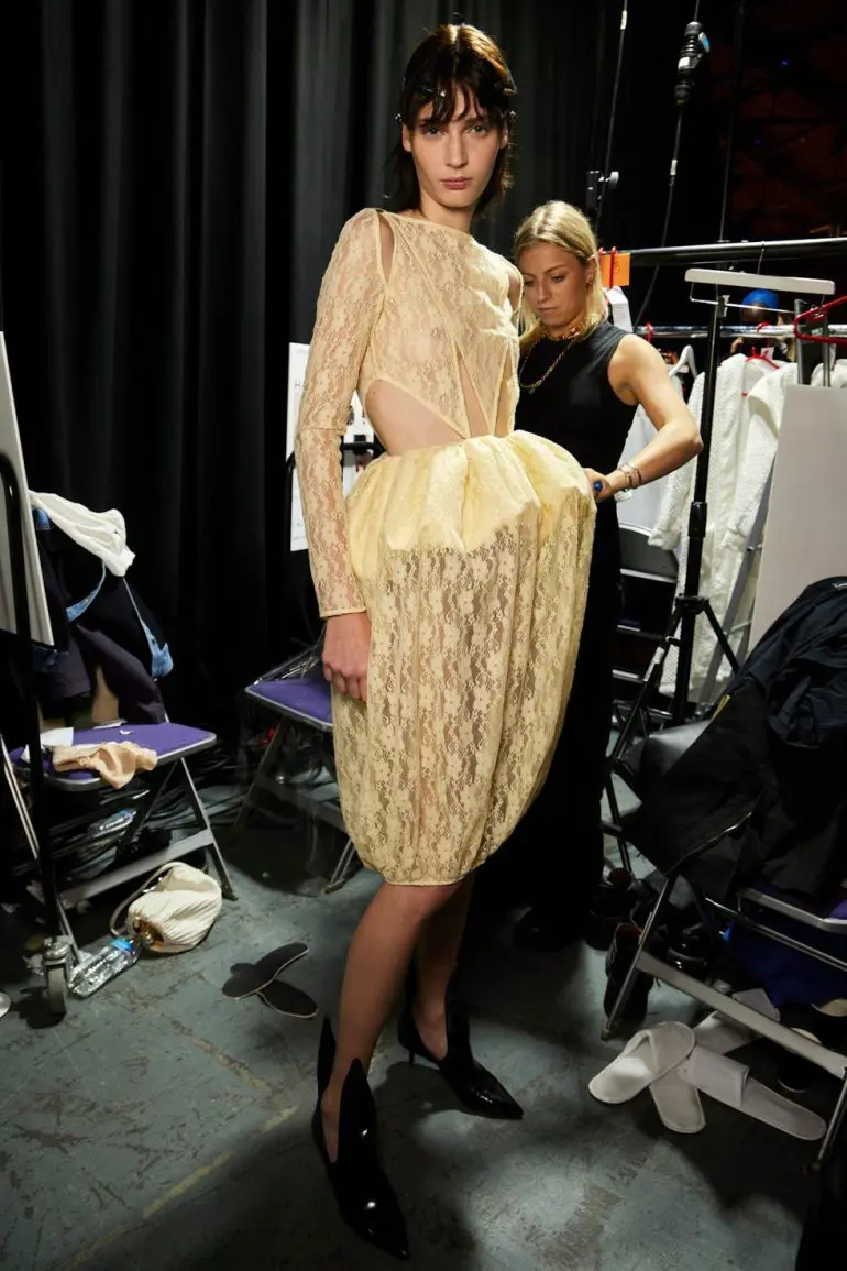 Look din colecția Christopher Kane primăvară/vară 2023