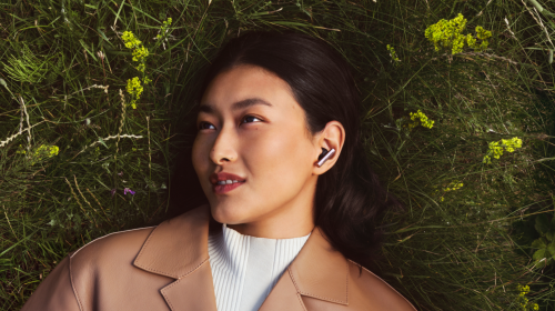 Bang & Olufsen lansează căștile Beo Grace în nuanța Honey Tone