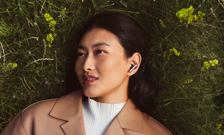 Bang & Olufsen lansează căștile Beo Grace în nuanța Honey Tone