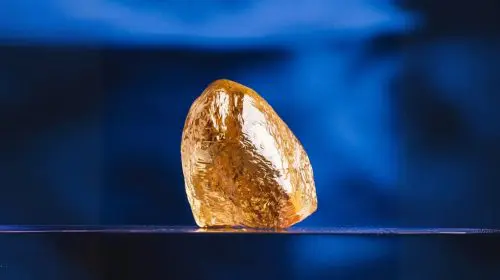 Un diamant galben rar de 158 de carate a fost descoperit în Canada