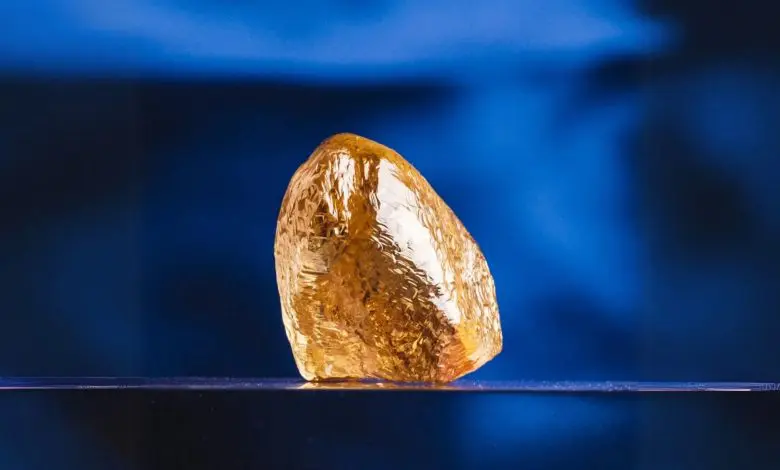 Un diamant galben rar de 158 de carate a fost descoperit în Canada