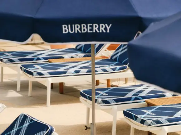 Burberry transformă Hôtel Belles Rives într-o destinație de vară pe Riviera Franceză