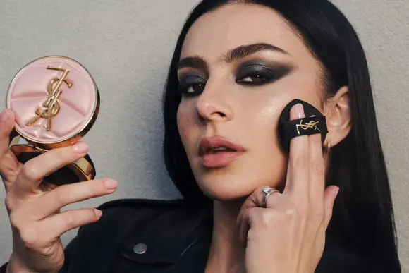 Charli XCX se alătură YSL Beauty