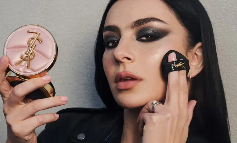 Charli XCX se alătură YSL Beauty