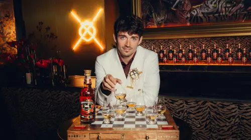 Chivas Regal și Charles Leclerc lansează un whisky de 16 ani în ediție limitată