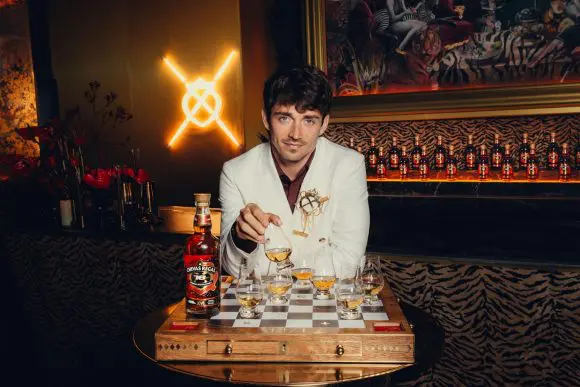 Chivas Regal și Charles Leclerc lansează un whisky de 16 ani în ediție limitată