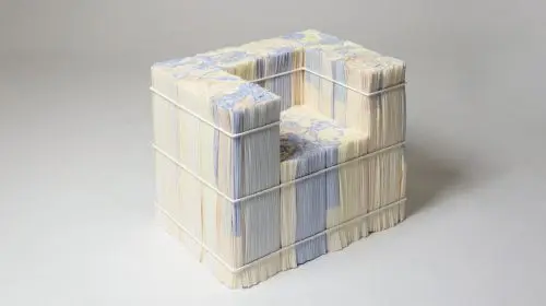 Issey Miyake transformă deșeurile industriale în mobilier sculptural
