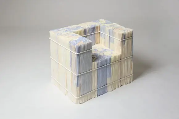 Issey Miyake transformă deșeurile industriale în mobilier sculptural