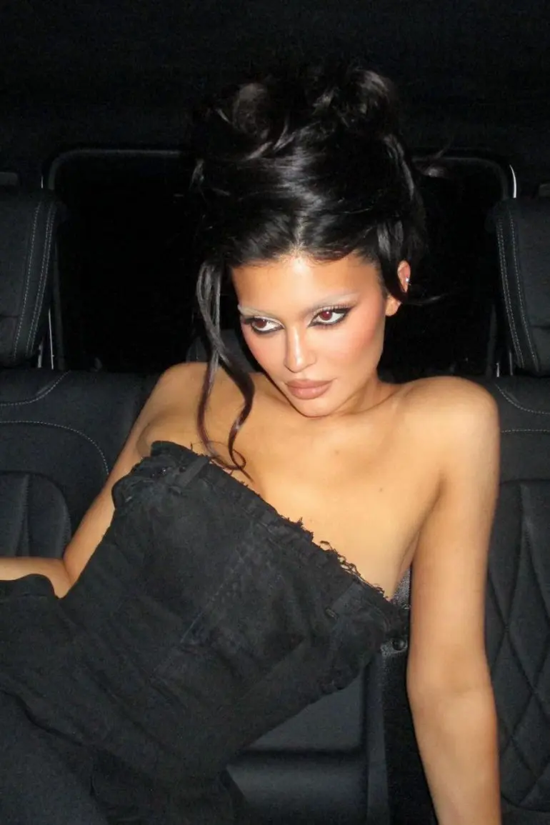 Kylie Jenner într-o ținută Hodakova