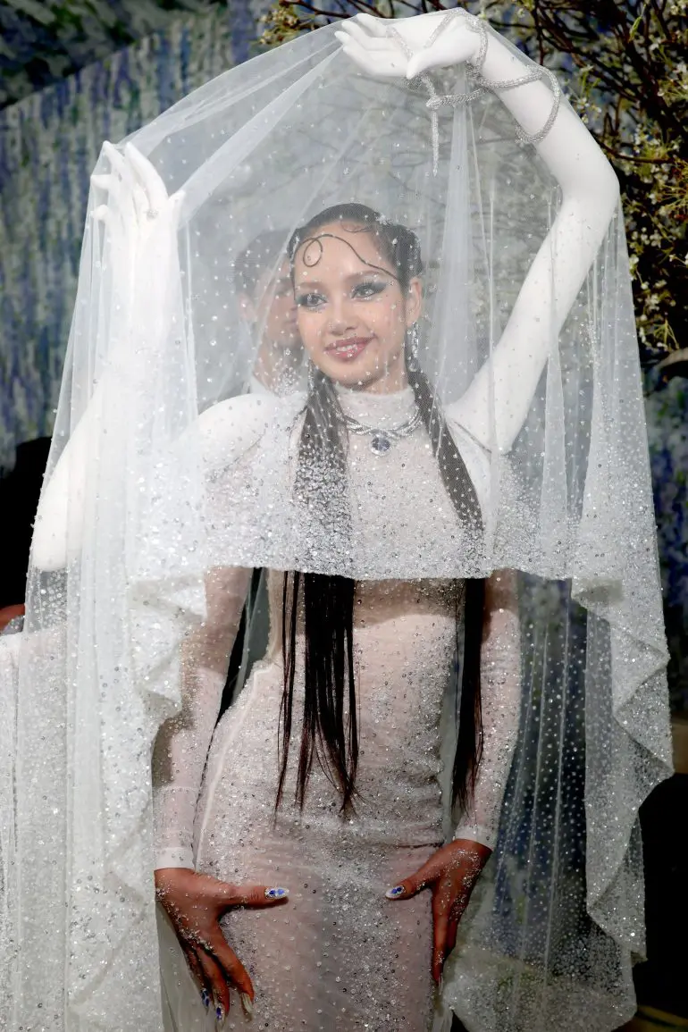 Lisa in Robert Wun 