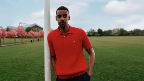 Tommy Hilfiger și jucătorii Liverpool prezintă colecția pentru vară 2026