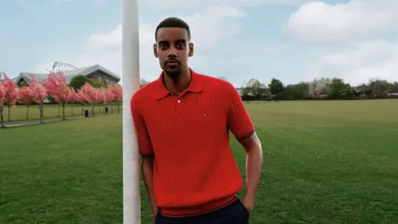 Tommy Hilfiger și jucătorii Liverpool prezintă colecția pentru vară 2026