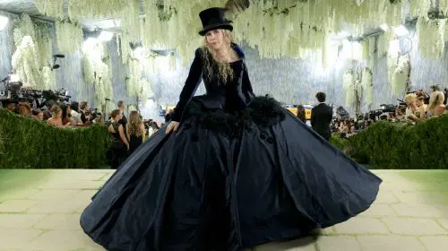 Prima ținută creată de John Galliano în colaborare cu Zara a apărut pe covorul roșu la Gala Met