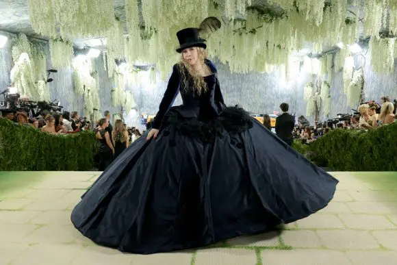 Prima ținută creată de John Galliano în colaborare cu Zara a apărut pe covorul roșu la Gala Met