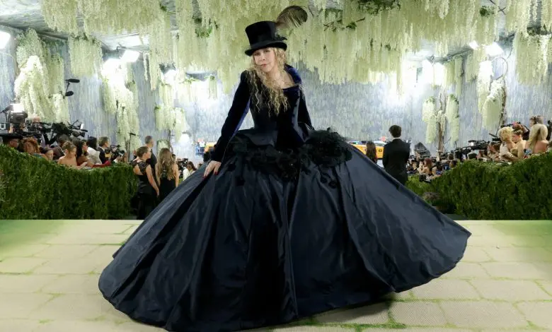 Prima ținută creată de John Galliano în colaborare cu Zara a apărut pe covorul roșu la Gala Met