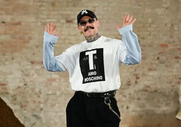 Designerul Adrián Appiolaza pleacă din funcția de director de creație al brandului Moschino