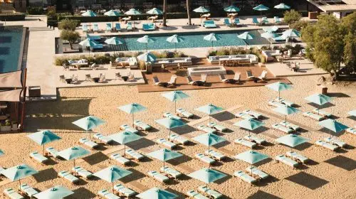 Burberry aduce emblematicul House Check pe Riviera Ateniană