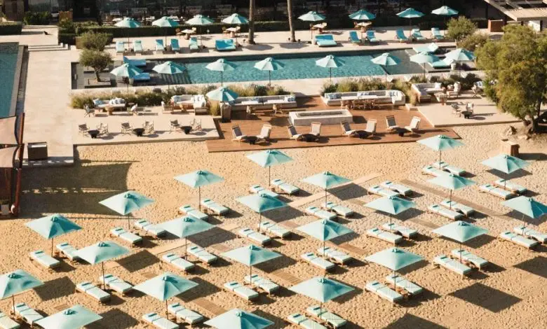 Burberry aduce emblematicul House Check pe Riviera Ateniană