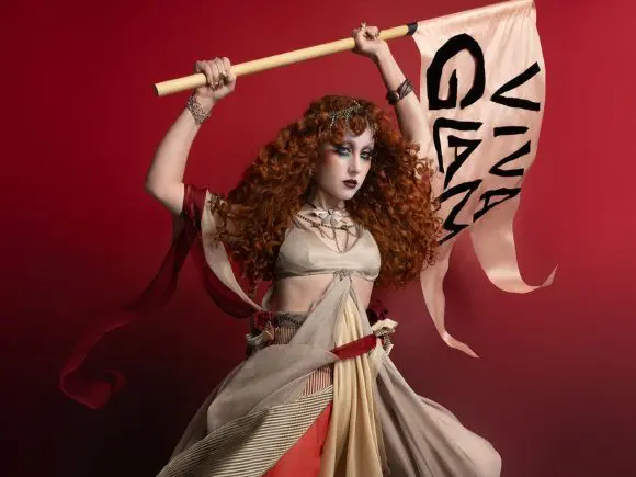 Chappell Roan este noua imagine a campaniei caritabile MAC VIVA GLAM