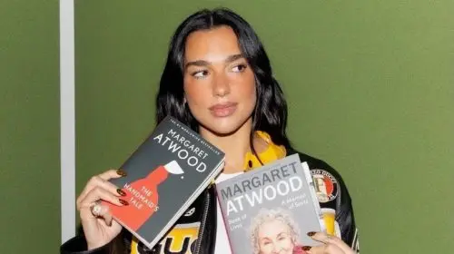 Dua Lipa deschide o bibliotecă dedicată cărților interzise și cenzurate