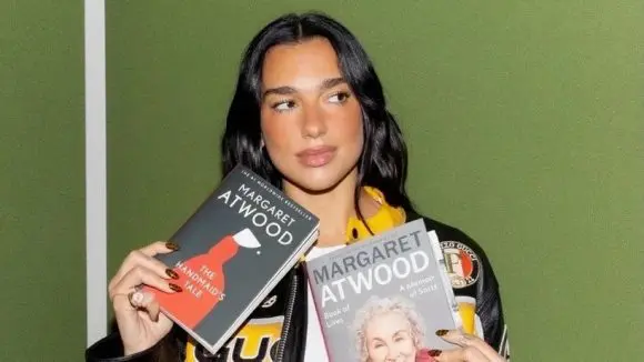 Dua Lipa deschide o bibliotecă dedicată cărților interzise și cenzurate