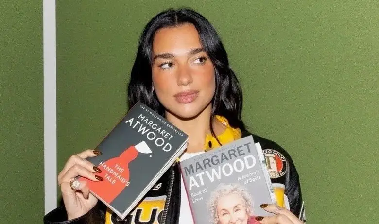 Dua Lipa deschide o bibliotecă dedicată cărților interzise și cenzurate