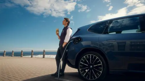Campania de inovație BMW într-o nouă etapă: videoclipuri cu umor prezintă tehnologiile inteligente din BMW iX3 și BMW i7