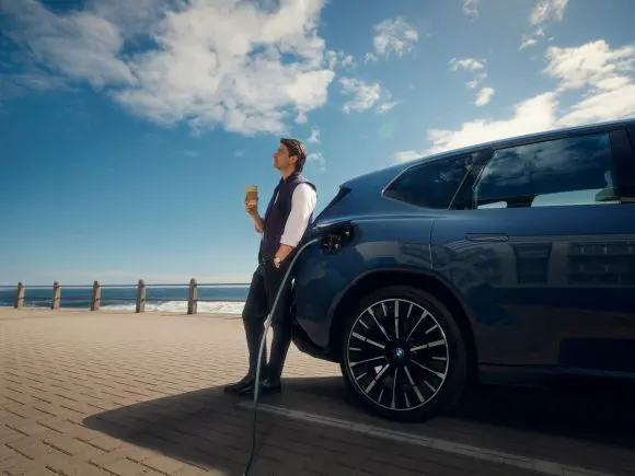 Campania de inovație BMW într-o nouă etapă: videoclipuri cu umor prezintă tehnologiile inteligente din BMW iX3 și BMW i7