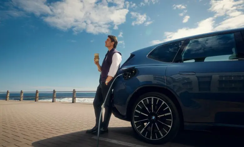 Campania de inovație BMW într-o nouă etapă: videoclipuri cu umor prezintă tehnologiile inteligente din BMW iX3 și BMW i7