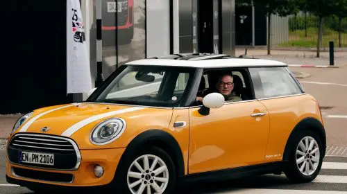 MINI Cooper D într-o cursă aniversară de 1 milion de kilometri către Uzina Oxford și începutul unei noi misiuni