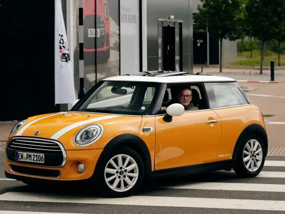 MINI Cooper D într-o cursă aniversară de 1 milion de kilometri către Uzina Oxford și începutul unei noi misiuni