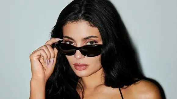 Kylie Jenner își face debutul în tehnologia purtabilă cu noii ochelari inteligenți Meta