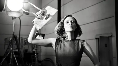 Campania Alexander McQueen pentru toamnă 2026 este inspirată de filmele lui Hitchcock