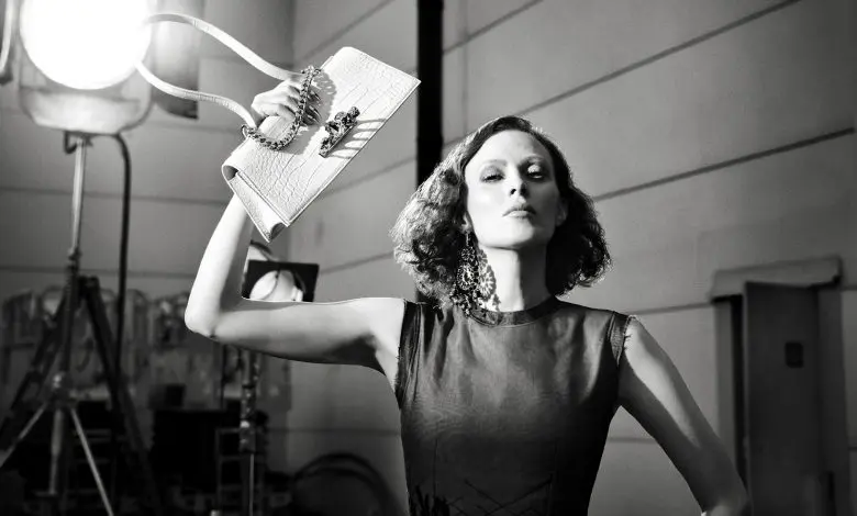 Campania Alexander McQueen pentru toamnă 2026 este inspirată de filmele lui Hitchcock