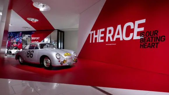 Porsche aduce un omagiu istoriei motorsportului cu o expoziție specială