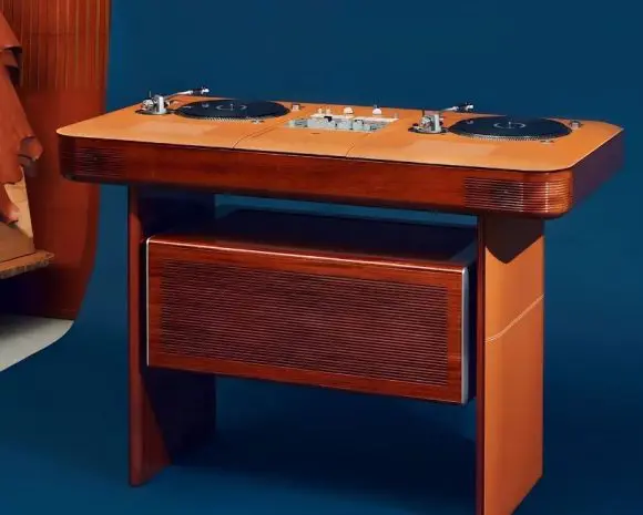 Hermès prezintă o consolă DJ realizată manual