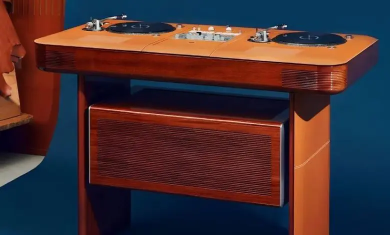 Hermès prezintă o consolă DJ realizată manual