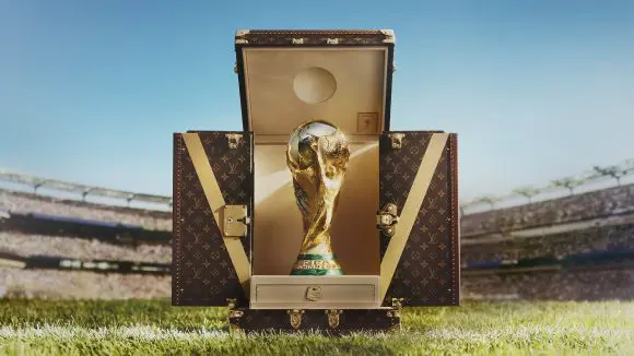 Louis Vuitton readuce celebrul Trophy Trunk la finala Cupei Mondiale FIFA 2026