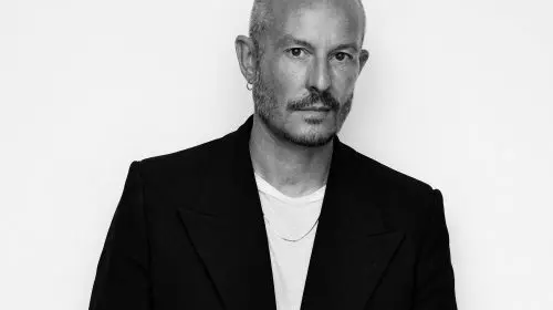 Designerul Jonathan Saunders a fost numit director de creație al brandului Kate Spade