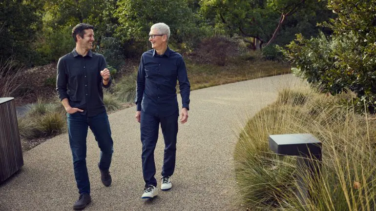 John Ternus și Tim Cook