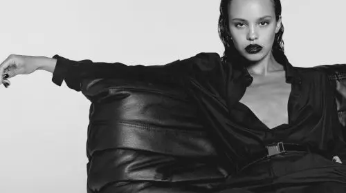 Actrița Alisha Boe este imaginea noului parfum YSL Black Opium Pink Glaze
