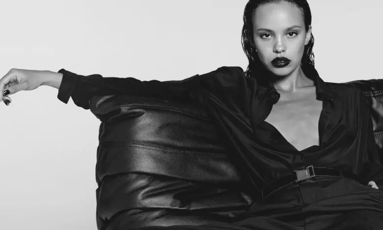 Actrița Alisha Boe este imaginea noului parfum YSL Black Opium Pink Glaze