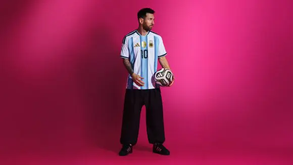 Brandul adidas a creat designul pentru „TRIONDA FINAL”, mingea oficială pentru semifinale, meciul pentru locul 3 și finala World Cup 26