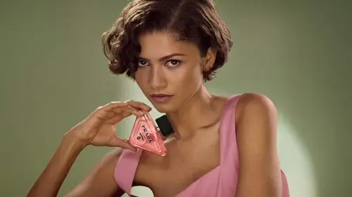 Zendaya este noua imagine a parfumului Prada Paradoxe