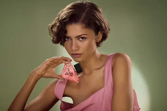 Zendaya este noua imagine a parfumului Prada Paradoxe