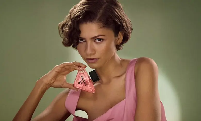 Zendaya este noua imagine a parfumului Prada Paradoxe
