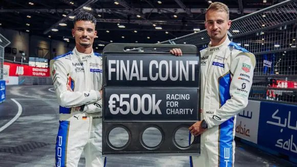 Porsche donează 500.000 de euro copiilor grav bolnavi din întreaga lume